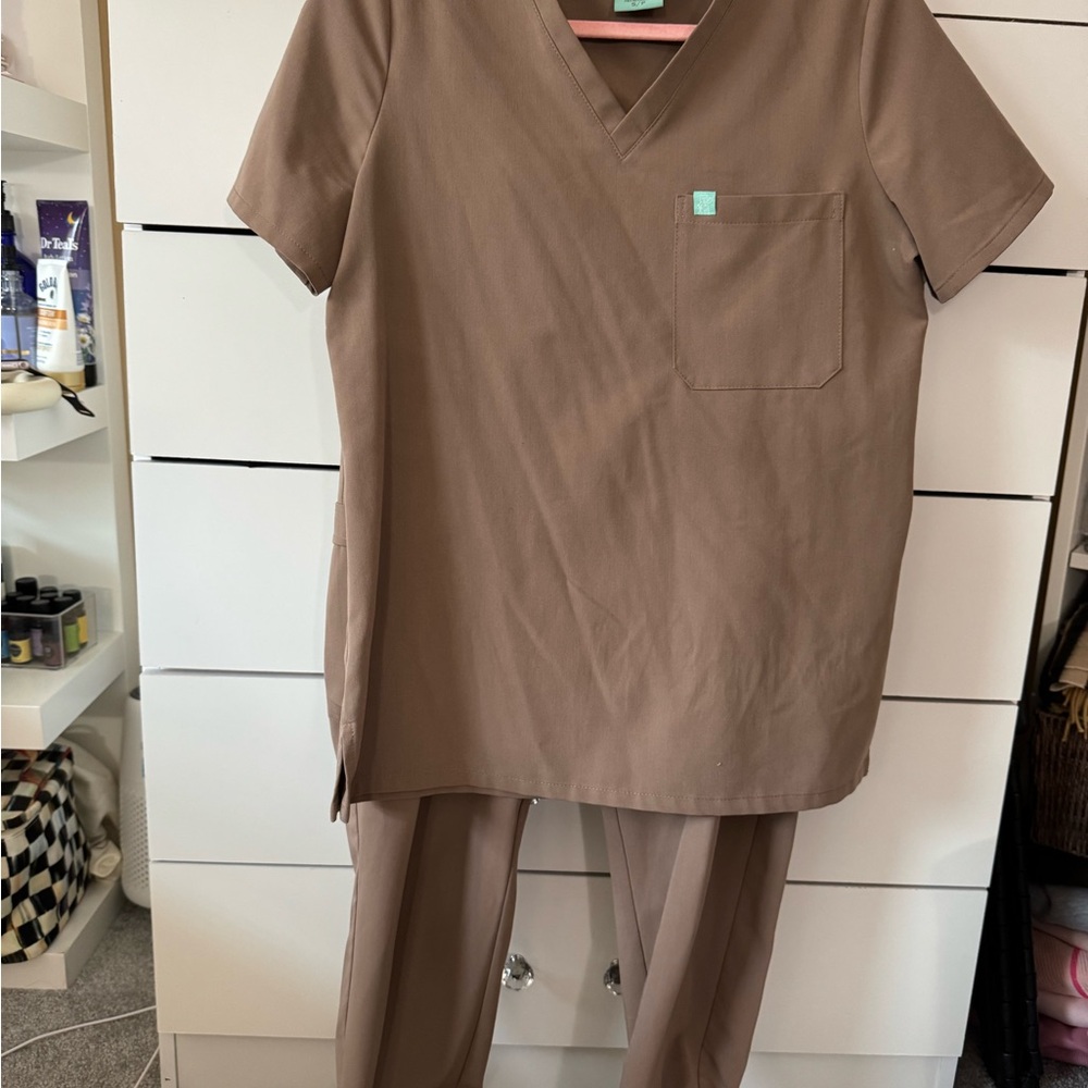 Garde Malade Taupe Scrub Set